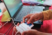 Panitia Pelaksana Melakukan Proses Identifikasi dan Verifikasi Pemilih Menggunakan Sistem E-voting Dalam Pilkades Serentak di 21 Desa Kabupaten Sumbawa Barat (KSB).