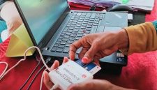 Panitia Pelaksana Melakukan Proses Identifikasi dan Verifikasi Pemilih Menggunakan Sistem E-voting Dalam Pilkades Serentak di 21 Desa Kabupaten Sumbawa Barat (KSB).