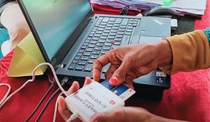 Panitia Pilkades KSB melakukan identifikasi dan verifikasi pemilih dalam Pilkades serentak menggunakan sistem e-voting.
