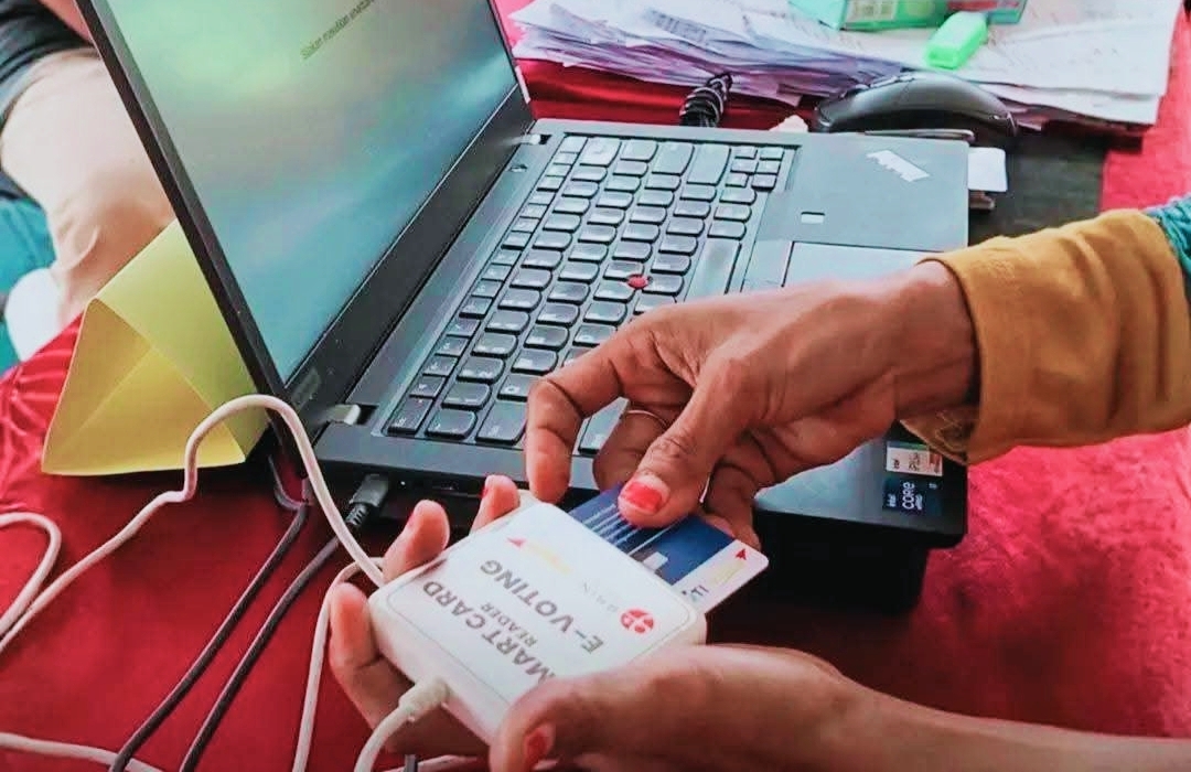 Panitia Pelaksana Melakukan Proses Identifikasi dan Verifikasi Pemilih Menggunakan Sistem E-voting Dalam Pilkades Serentak di 21 Desa Kabupaten Sumbawa Barat (KSB).
