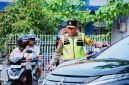 Wakapolda NTB Brigjen Pol. Hari Nugroho Turun Langsung Mengatur Arus Lalu Lintas di Simpang Empat BI, Kota Mataram, Senin (26/10/2026).