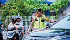 Wakapolda NTB Brigjen Pol. Hari Nugroho Turun Langsung Mengatur Arus Lalu Lintas di Simpang Empat BI, Kota Mataram, Senin (26/10/2026).