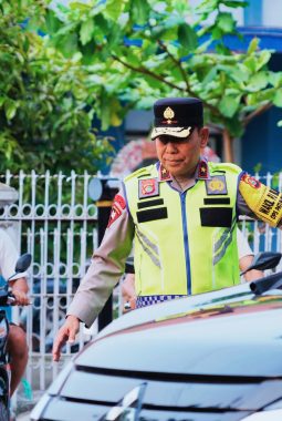 Wakapolda NTB Turun Langsung Atur Lalu Lintas di Mataram, Cegah Kemacetan Pagi
