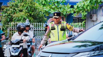Wakapolda NTB Brigjen Pol. Hari Nugroho Turun Langsung Mengatur Arus Lalu Lintas di Simpang Empat BI, Kota Mataram, Senin (26/10/2026).