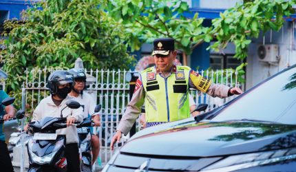 Wakapolda NTB Brigjen Hari Nugroho turun langsung mengatur lalu lintas pagi di Simpang Empat BI Mataram.