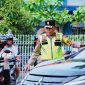 Wakapolda NTB Brigjen Pol. Hari Nugroho Turun Langsung Mengatur Arus Lalu Lintas di Simpang Empat BI, Kota Mataram, Senin (26/10/2026).