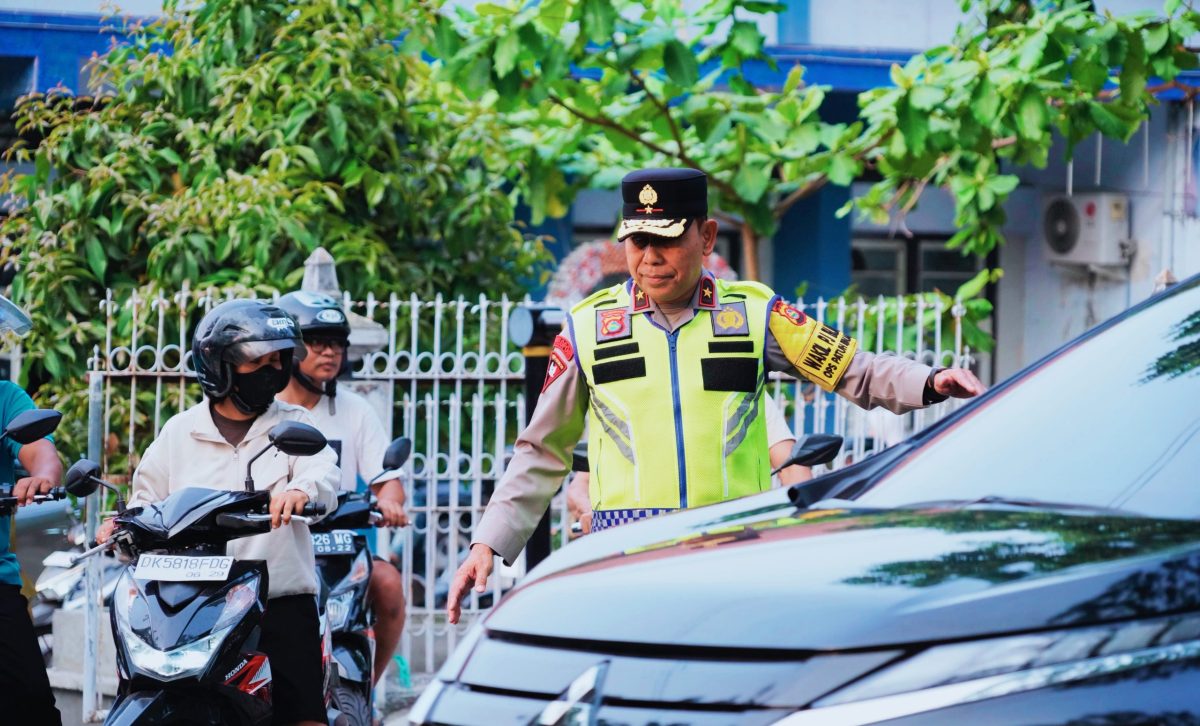 Wakapolda NTB Brigjen Pol. Hari Nugroho Turun Langsung Mengatur Arus Lalu Lintas di Simpang Empat BI, Kota Mataram, Senin (26/10/2026).