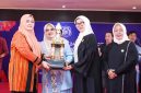 Wakil Gubernur NTB Indah Dhamayanti Putri atau Akrab Disapa Umi Dinda Bersama Ketua DPW LASQI Nusantara Jaya NTB Sinta M. Iqbal menyerahkan Piala Sekaligus Menutup Festival LASQI Nusantara Jaya Tingkat Provinsi NTB 2026 di Mataram, Senin (26/10/2026).