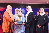 Wakil Gubernur NTB Indah Dhamayanti Putri atau Akrab Disapa Umi Dinda Bersama Ketua DPW LASQI Nusantara Jaya NTB Sinta M. Iqbal menyerahkan Piala Sekaligus Menutup Festival LASQI Nusantara Jaya Tingkat Provinsi NTB 2026 di Mataram, Senin (26/10/2026).