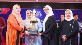 Wakil Gubernur NTB Indah Dhamayanti Putri atau Akrab Disapa Umi Dinda Bersama Ketua DPW LASQI Nusantara Jaya NTB Sinta M. Iqbal menyerahkan Piala Sekaligus Menutup Festival LASQI Nusantara Jaya Tingkat Provinsi NTB 2026 di Mataram, Senin (26/10/2026).