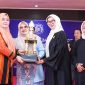 Wakil Gubernur NTB Indah Dhamayanti Putri atau Akrab Disapa Umi Dinda Bersama Ketua DPW LASQI Nusantara Jaya NTB Sinta M. Iqbal menyerahkan Piala Sekaligus Menutup Festival LASQI Nusantara Jaya Tingkat Provinsi NTB 2026 di Mataram, Senin (26/10/2026).