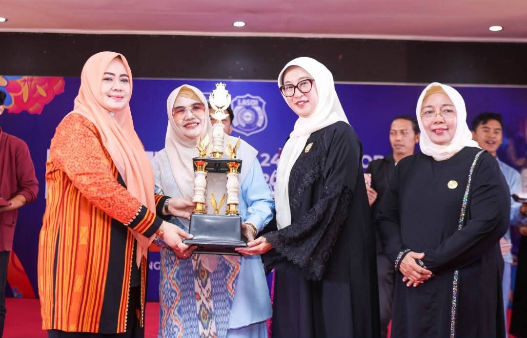 Wakil Gubernur NTB Indah Dhamayanti Putri atau Akrab Disapa Umi Dinda Bersama Ketua DPW LASQI Nusantara Jaya NTB Sinta M. Iqbal menyerahkan Piala Sekaligus Menutup Festival LASQI Nusantara Jaya Tingkat Provinsi NTB 2026 di Mataram, Senin (26/10/2026).