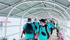 Terlihat Pekerja Migran Indonesia Saat Jalan Berada di Bandara.