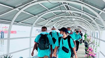 Terlihat Pekerja Migran Indonesia Saat Jalan Berada di Bandara.