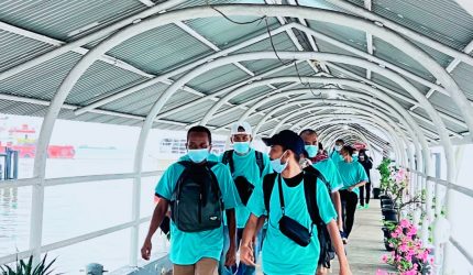 Pekerja Migran Indonesia asal NTB berada di bandara sebelum berangkat ke luar negeri.