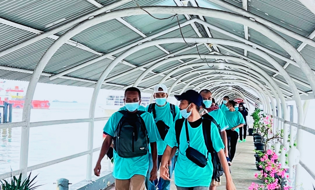 Terlihat Pekerja Migran Indonesia Saat Jalan Berada di Bandara.