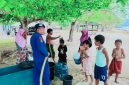 Personel Ditpolairud Polda NTB Menyalurkan Bantuan 1,7 ton Air Bersih Kepada Masyarakat Pesisir Telaga Lupi, Kecamatan Sekotong, Kabupaten Lombok Barat.