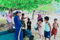 Personel Ditpolairud Polda NTB Menyalurkan Bantuan 1,7 ton Air Bersih Kepada Masyarakat Pesisir Telaga Lupi, Kecamatan Sekotong, Kabupaten Lombok Barat.