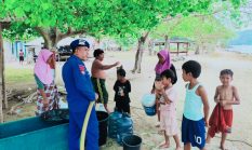 Kemarau Panjang, Ditpolairud Polda NTB Kirim 1,7 Ton Air Bersih ke Pesisir Lombok Barat