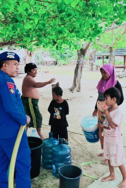 Kemarau Panjang, Ditpolairud Polda NTB Kirim 1,7 Ton Air Bersih ke Pesisir Lombok Barat