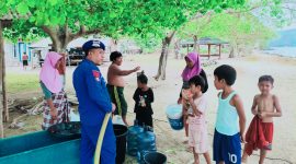 Personel Ditpolairud Polda NTB Menyalurkan Bantuan 1,7 ton Air Bersih Kepada Masyarakat Pesisir Telaga Lupi, Kecamatan Sekotong, Kabupaten Lombok Barat.