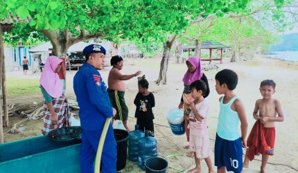 Personel Ditpolairud Polda NTB menyalurkan 1,7 ton air bersih untuk warga pesisir Telaga Lupi, Sekotong, Lombok Barat.