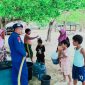 Personel Ditpolairud Polda NTB Menyalurkan Bantuan 1,7 ton Air Bersih Kepada Masyarakat Pesisir Telaga Lupi, Kecamatan Sekotong, Kabupaten Lombok Barat.