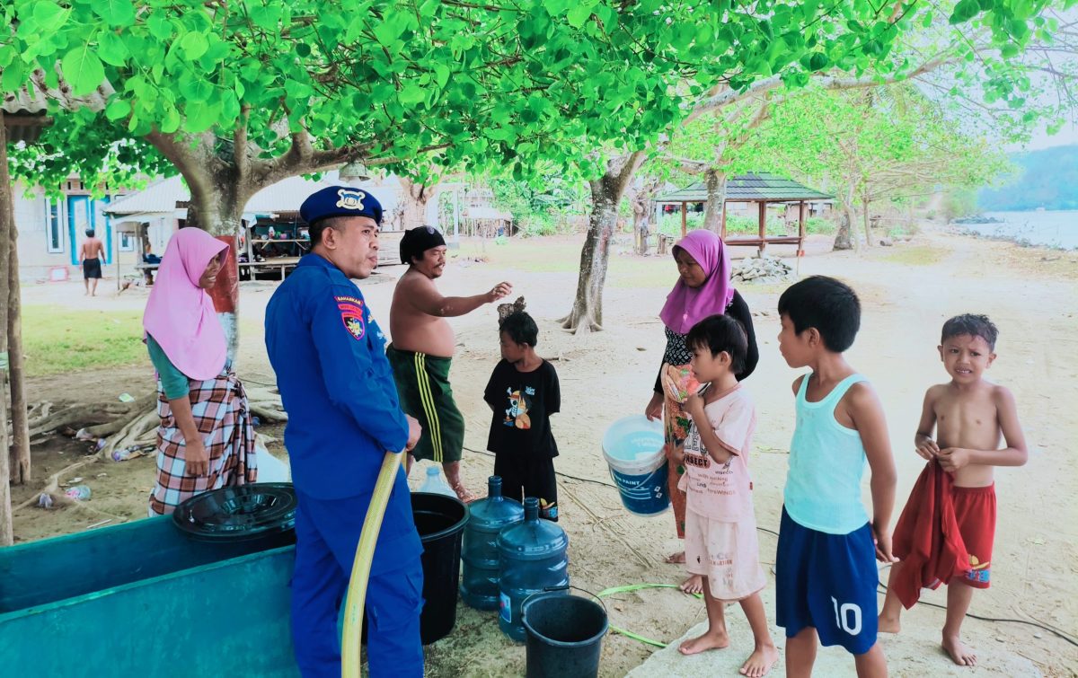 Personel Ditpolairud Polda NTB Menyalurkan Bantuan 1,7 ton Air Bersih Kepada Masyarakat Pesisir Telaga Lupi, Kecamatan Sekotong, Kabupaten Lombok Barat.
