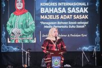 Wakil Gubernur NTB Hj. Indah Dhamayanti Putri Saat Membuka Kongres Internasional I Bahasa Sasak di Aula BPSDM NTB, Mataram, Rabu (28/10/2026).