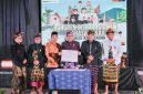 Ketua Majelis Adat Sasak Lalu Sajim Sastrawan Menyampaikan Gagasan Reformasi Bahasa Sasak dalam Kongres Internasional I Bahasa Sasak di Aula BPSDM NTB, Mataram, Rabu (28/10/2026).