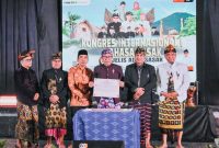 Ketua Majelis Adat Sasak Lalu Sajim Sastrawan Menyampaikan Gagasan Reformasi Bahasa Sasak dalam Kongres Internasional I Bahasa Sasak di Aula BPSDM NTB, Mataram, Rabu (28/10/2026).
