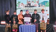 Ketua Majelis Adat Sasak Lalu Sajim Sastrawan Menyampaikan Gagasan Reformasi Bahasa Sasak dalam Kongres Internasional I Bahasa Sasak di Aula BPSDM NTB, Mataram, Rabu (28/10/2026).