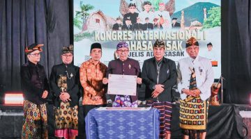 Ketua Majelis Adat Sasak Lalu Sajim Sastrawan Menyampaikan Gagasan Reformasi Bahasa Sasak dalam Kongres Internasional I Bahasa Sasak di Aula BPSDM NTB, Mataram, Rabu (28/10/2026).