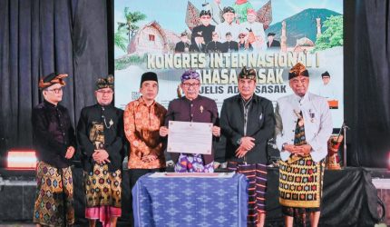 Ketua Majelis Adat Sasak Lalu Sajim Sastrawan dalam Kongres Internasional I Bahasa Sasak yang membahas reformasi dan pengembangan bahasa Sasak sebagai bahasa ilmu pengetahuan.