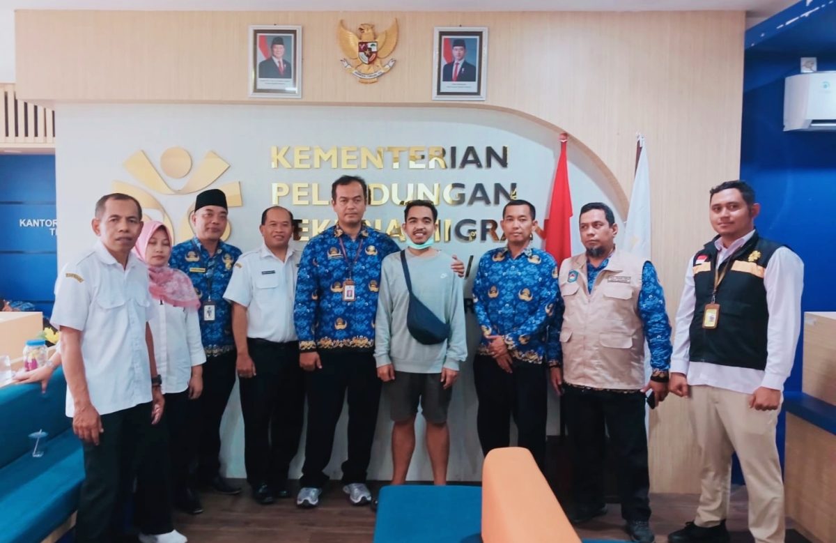 Kabid Penta Disnakertrans NTB H. Isnanto Karyawan Bersama Pihak Terkait Saat Menjemput atau Mendampingi Kepulangan Yanuar Fikri di Bandara Internasional Zainuddin Abdul Madjid (ZAM).