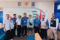 Kabid Penta Disnakertrans NTB H. Isnanto Karyawan Bersama Pihak Terkait Saat Menjemput atau Mendampingi Kepulangan Yanuar Fikri di Bandara Internasional Zainuddin Abdul Madjid (ZAM).