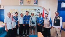 Kabid Penta Disnakertrans NTB H. Isnanto Karyawan Bersama Pihak Terkait Saat Menjemput atau Mendampingi Kepulangan Yanuar Fikri di Bandara Internasional Zainuddin Abdul Madjid (ZAM).