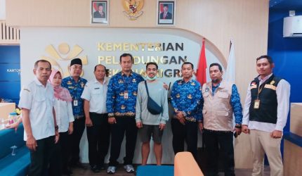 Kabid Penta Disnakertrans NTB H. Isnanto Karyawan menjemput Yanuar Fikri di Bandara ZAM.