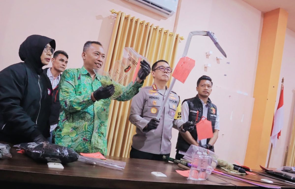 Kapolresta Mataram Kombes Pol. Hendro Purwoko Saat Menyampaikan Pengungkapan Kasus Dugaan Penganiayaan Yang Menewaskan Pelajar Berusia 14 tahun di Jalan Udayana, Kota Mataram.