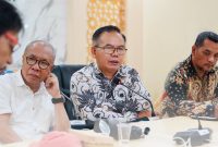 Kepala BRIDA Provinsi NTB I Gede Putu Aryadi Bersama Tim Evaluasi Dalam Rapat Pleno Tahap 2 Sayembara Riset dan Inovasi Peneliti Muda 2026.