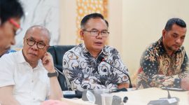Kepala BRIDA Provinsi NTB I Gede Putu Aryadi Bersama Tim Evaluasi Dalam Rapat Pleno Tahap 2 Sayembara Riset dan Inovasi Peneliti Muda 2026.