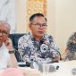 Kepala BRIDA Provinsi NTB I Gede Putu Aryadi Bersama Tim Evaluasi Dalam Rapat Pleno Tahap 2 Sayembara Riset dan Inovasi Peneliti Muda 2026.
