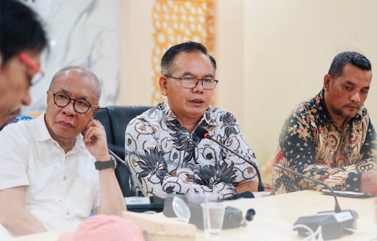 Kepala BRIDA Provinsi NTB I Gede Putu Aryadi Bersama Tim Evaluasi Dalam Rapat Pleno Tahap 2 Sayembara Riset dan Inovasi Peneliti Muda 2026.