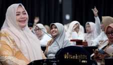 Wakil Gubernur NTB Indah Dhamayanti Putri Atau atau Umi Dinda Saat Membuka Pelatihan Digital Marketing dan Produk Halal Bagi Pelaku UMKM Perempuan Binaan BKOW NTB di Mataram.