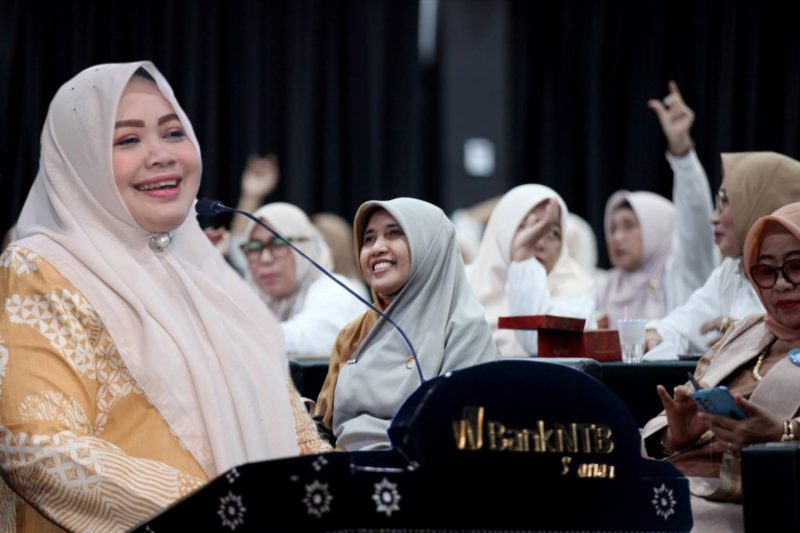Wakil Gubernur NTB Indah Dhamayanti Putri Atau atau Umi Dinda Saat Membuka Pelatihan Digital Marketing dan Produk Halal Bagi Pelaku UMKM Perempuan Binaan BKOW NTB di Mataram.