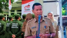 Kepala Bidang Pembinaan Koperasi Diskop UKM NTB Rahmadin Saat Memberikan Arahan Dalam Apel Pagi di Kantor Diskop UKM NTB, Selasa (6/10/2026).