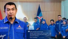 Mantan Kapolda NTB Irjen Pol (Purn) Hadi Gunawan Saat Menyerahkan Berkas Pendaftaran Calon Ketua DPD Partai Demokrat NTB Beserta 11 Surat Dukungan Untuk Diverifikasi Panitia.