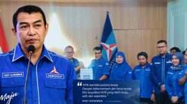 Mantan Kapolda NTB Irjen Pol (Purn) Hadi Gunawan Saat Menyerahkan Berkas Pendaftaran Calon Ketua DPD Partai Demokrat NTB Beserta 11 Surat Dukungan Untuk Diverifikasi Panitia.