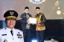 Sekda NTB Abul Chair Mewakili Gubernur NTB Lalu Muhamad Iqbal Menerima Penghargaan Gubernur Pendukung Zakat Terbaik pada Grand BAZNAS Awards 2026 di Jakarta.