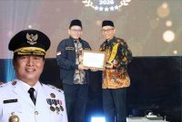 Sekda NTB Abul Chair Mewakili Gubernur NTB Lalu Muhamad Iqbal Menerima Penghargaan Gubernur Pendukung Zakat Terbaik pada Grand BAZNAS Awards 2026 di Jakarta.